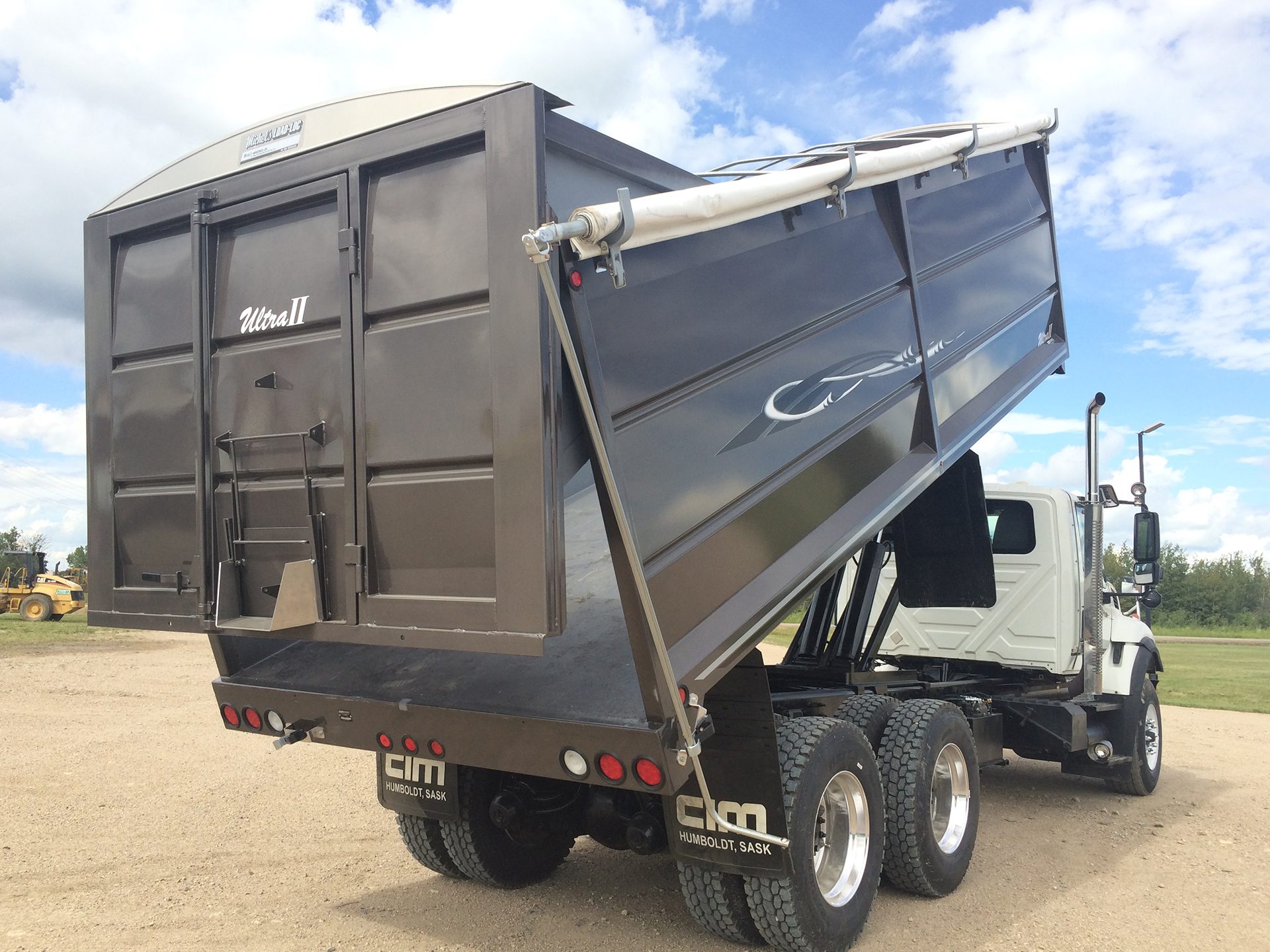 03-silage-truck-back-trail-lifting-image